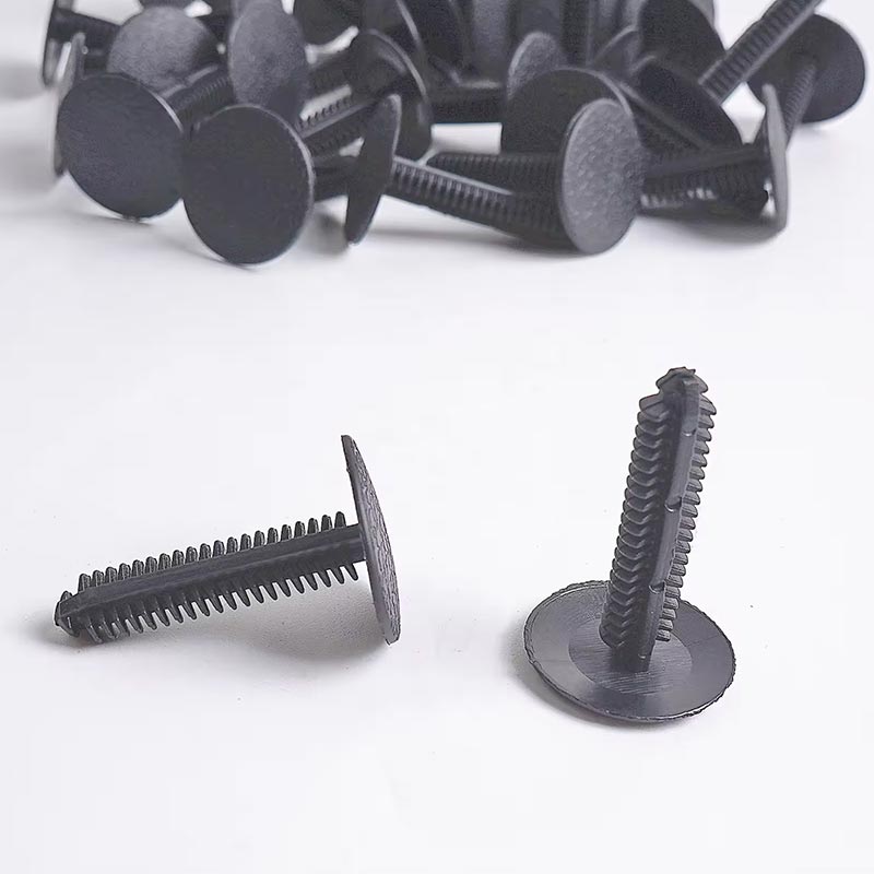 Installéiert den Auto Daach Clips de Daach Schued?